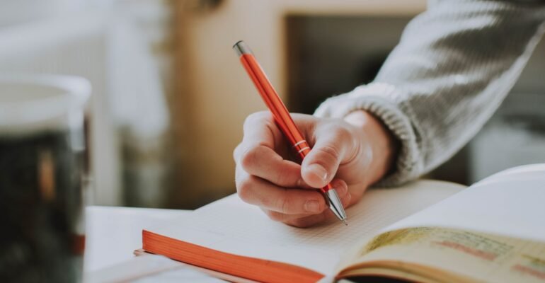 "Telescope observing stars with an astronomy class - Study Astronomy courses abroad"